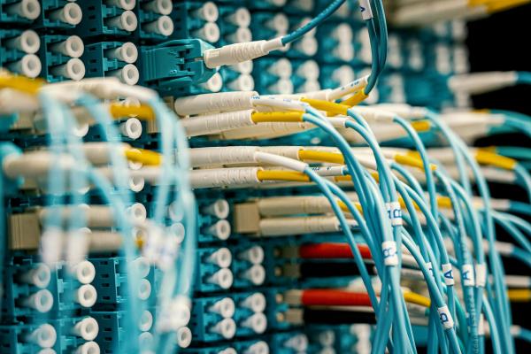 Optikai hálózatok: Miért nélkülözhetetlenek az ipari létesítményekben?